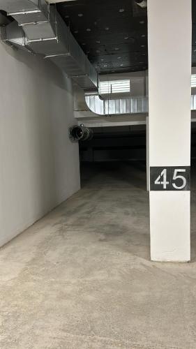 Imagen de la galería de Becca’s Downtown Apartment with private parking, en Oradea