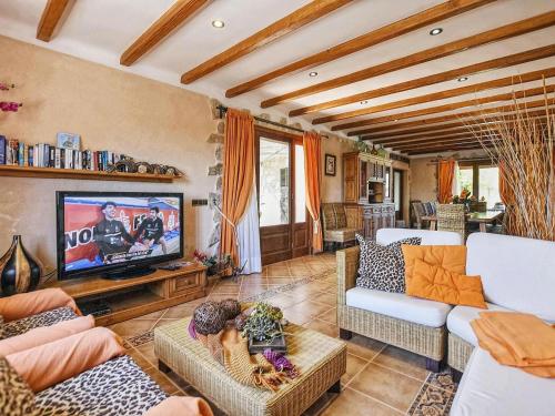 sala de estar con sofás y TV de pantalla plana. en Belvilla by OYO Gamundi en Muro