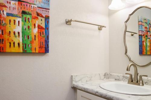 Saint Joe BeachにあるSunset Blvd by Pristine Properties Vacation Rentalsの洗面台付きのバスルーム、壁に絵画