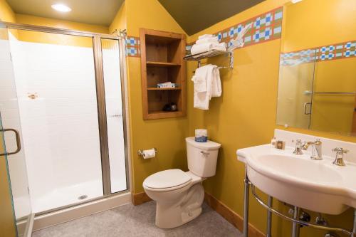 ein Bad mit einem WC, einem Waschbecken und einer Dusche in der Unterkunft McMenamins Gearhart Hotel in Gearhart