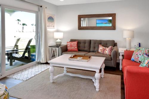 Saint Joe BeachにあるWine Down by Pristine Properties Vacation Rentalsのソファとコーヒーテーブルのあるリビングルーム