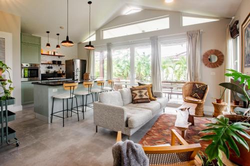a living room with a couch and a kitchen at Villa Sueño Azul - Playa Venao in Playa Venao