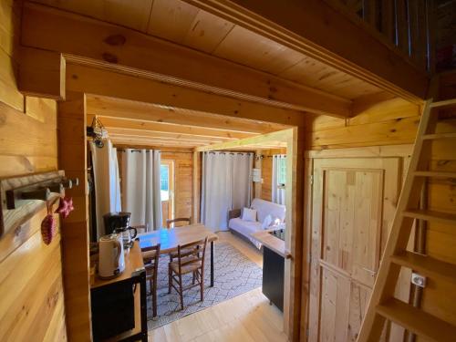 ein Wohnzimmer mit einem Tisch und einem Sofa in der Unterkunft Chalet de La Peyramont in Lanarce