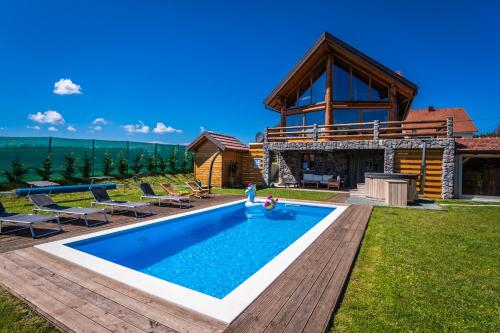 Πισίνα στο ή κοντά στο Log home Mountain Mama