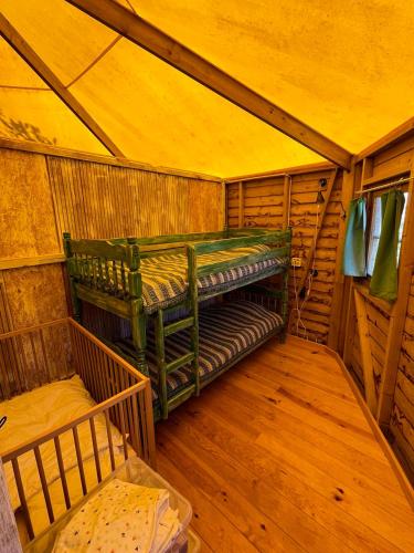 a room with two bunk beds in a cabin at Quinta Laranja - Turismo Rural - in Alvorninha