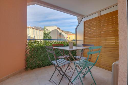 une table et des chaises sur un balcon avec vue dans l'établissement 301 - Bel appartement calme, proche plage, à Menton