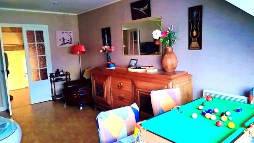 - un salon avec deux tables et une commode dans l'établissement Lavignegîte, à Bugeat