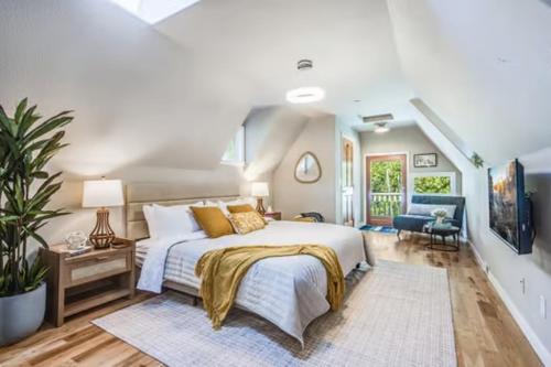 ein Schlafzimmer mit großem Bett und ein Wohnzimmer in der Unterkunft Hillside Cottaga- Private pond, hot tub, game room, by ONP in Port Angeles