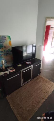 Μια τηλεόραση ή/και κέντρο ψυχαγωγίας στο Cozy apartment Budva city center