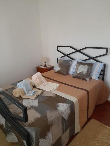 1 dormitorio con 1 cama grande con marco negro en AlojamentoGodimDouro, en Peso da Régua