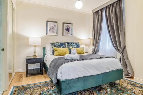 Un dormitorio con una cama verde y una ventana en VAQUAY Mon Cherie In Brisbane, en Brisbane