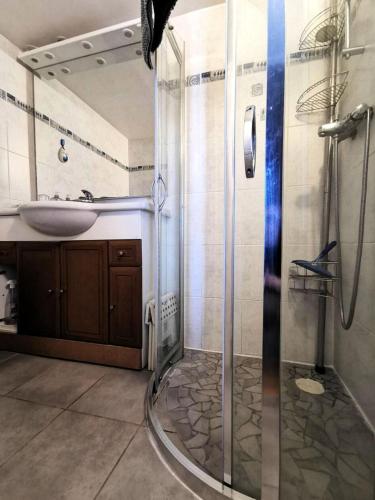 une salle de bain avec douche et lavabo dans l'établissement Résidence Grande Bleue - VILLA 3 MEZZANINE PIECES 6 couchages PORT LEUCATE. Réf: 3GB_383 MAE-7101, à Leucate