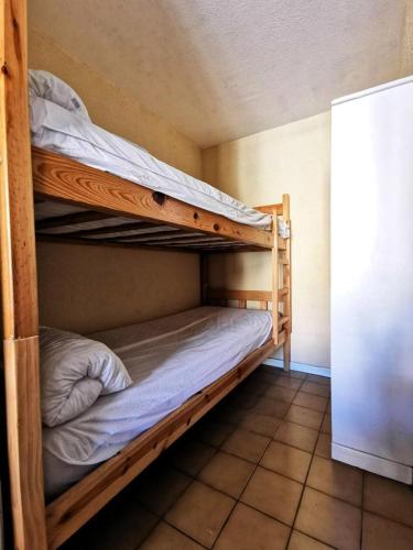 une chambre avec deux lits superposés dans une pièce dans l'établissement Résidence Grande Bleue - VILLA T1 CAB MEZZ 6 couchages PORT LEUCATE MAE-7111, à Leucate