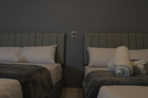 Postel nebo postele na pokoji v ubytování Hotel San Juan 70 Medellin
