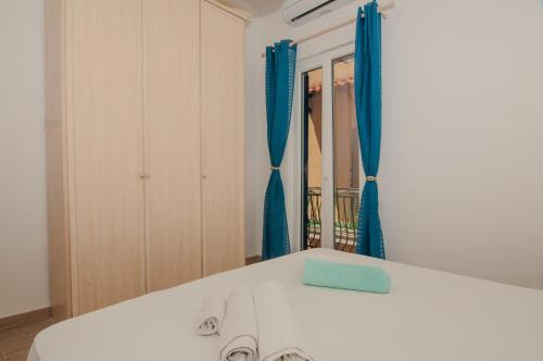 una stanza con un letto con tende blu e uno specchio di Casa Lillì a Ischia