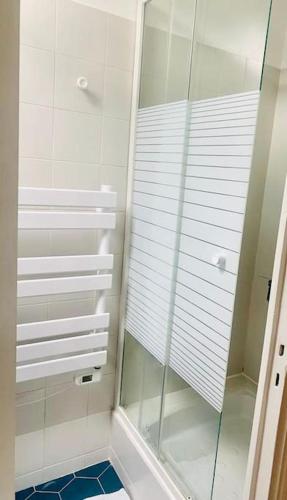 une salle de bain avec une douche avec une porte vitrée dans l'établissement Versailles - Appartement pour les Jeux Olympiques, à Le Chesnay