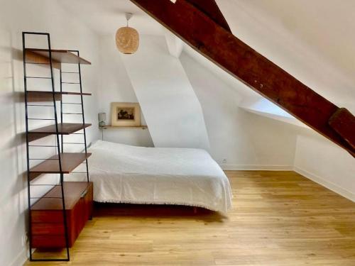 une chambre avec un lit et un escalier en colimaçon dans l'établissement Versailles - Appartement pour les Jeux Olympiques, à Le Chesnay