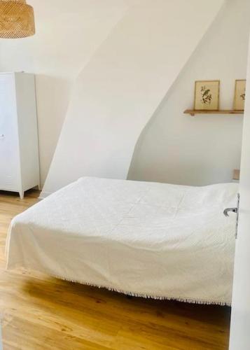 une chambre avec un lit blanc dans une pièce dans l'établissement Versailles - Appartement pour les Jeux Olympiques, à Le Chesnay