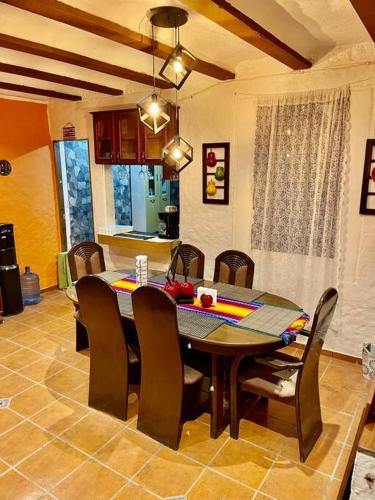 a dining room with a table and chairs at Casa Villas Suizas I cerca de Laberinto de Albania in Apaneca