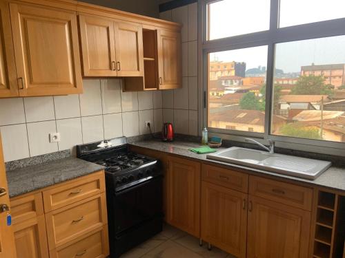 Una cocina o zona de cocina en Résidence VICYMA app meublés haut standing Bafoussam