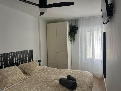 1 dormitorio con 1 cama y ventilador de techo en Iris 25, en Benalmádena