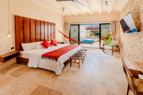 a bedroom with a bed with a hammock in it at Casa mi Merida Centro, alberca, tina, cuarto king size, cuarto 2 camas dobles in Mérida