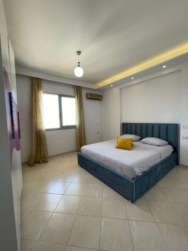 ヴロラにあるPerla Marina Houseのベッドルーム1室(黄色い枕付きのベッド1台付)