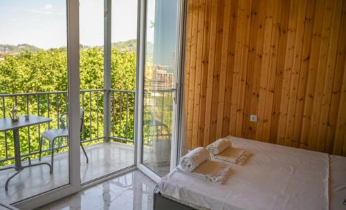 Postel nebo postele na pokoji v ubytování Alis House 3