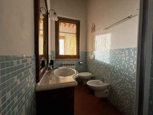 a bathroom with a sink and a toilet at La Casa Nel Bosco in Ripatransone