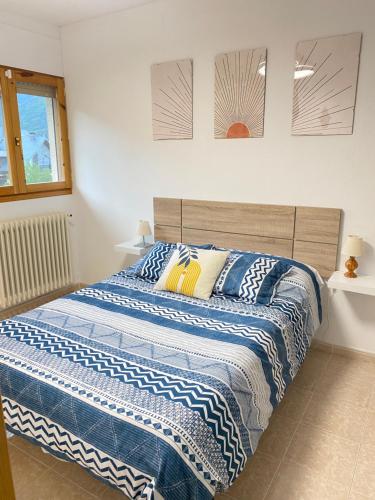 A bed or beds in a room at Apartamento Espert Biescas Piscina & Barbacoa