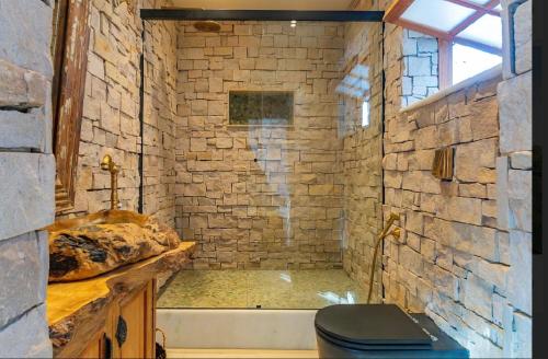 a bathroom with a tub and a toilet and a sink at Iron and Stones in Rio de Janeiro