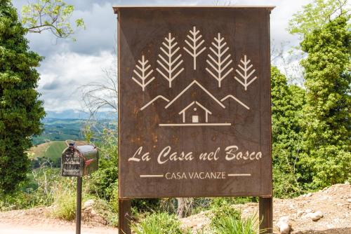 a sign on the side of a mountain at La Casa Nel Bosco in Ripatransone