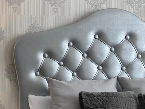 un letto con testiera in metallo e cuscini di Torre Luxor a León