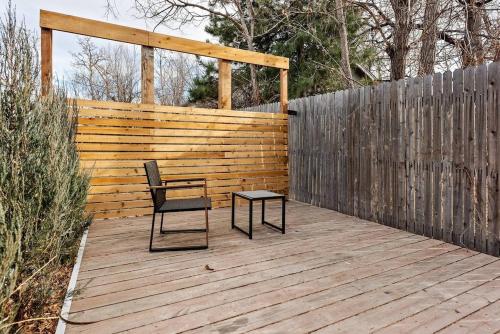 デンバーにあるTiny House with Private Outdoor Space Locationの木製デッキの椅子とテーブル