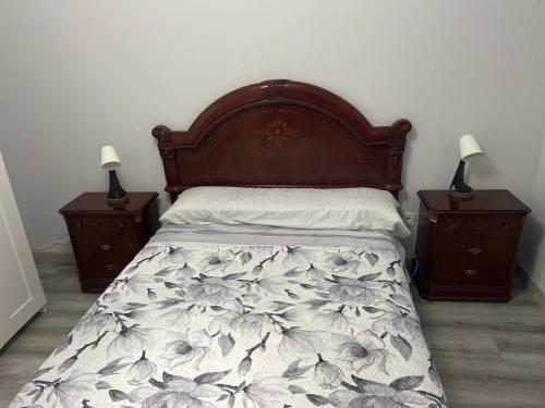 蓬費拉達的住宿－Elleryng batista，一间卧室配有一张床、两个床头柜和两盏灯。