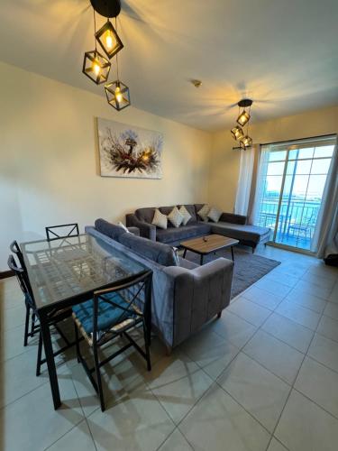 Χώρος καθιστικού στο 2 Bedrooms APT in Marina tower sea view