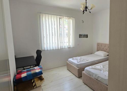 um pequeno quarto com uma cama e um sofá em J&M Rooms em Shkodër