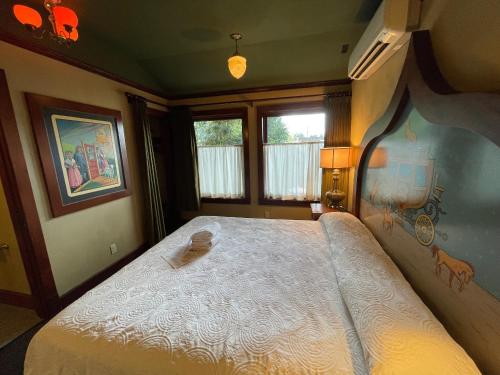 Ein Bett oder Betten in einem Zimmer der Unterkunft McMenamins Kennedy School