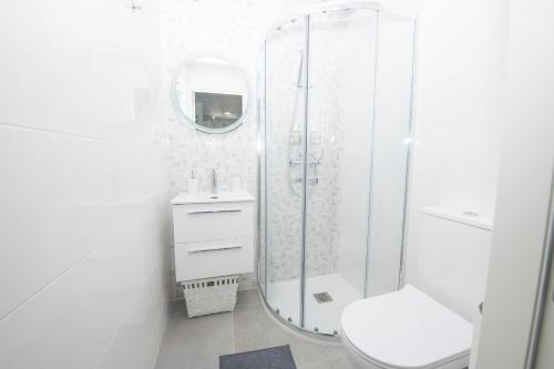 Ένα μπάνιο στο Apartamento O Tranvía en el Centro de Finisterre