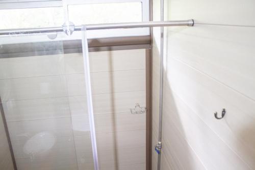 GuamalにあるCabaña ALJOSの窓付きのバスルーム(シャワーカーテン付)