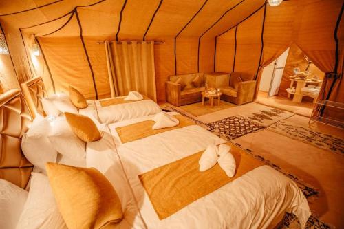 Katil atau katil-katil dalam bilik di Sahara Merzouga Camp