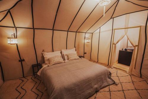 Katil atau katil-katil dalam bilik di Sahara Merzouga Camp