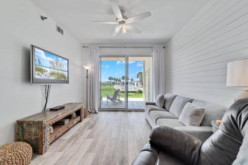 - un salon avec un canapé et une télévision dans l'établissement Harbor Cove Unit 111, à Orange Beach