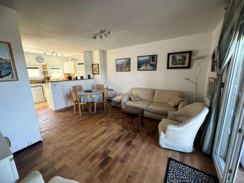 un salon avec un canapé et une table dans l'établissement Résidence Voiles - Magnifique maison 6 couchages dans une résidence à Six Fours MAE-0714, à Six-Fours-les-Plages