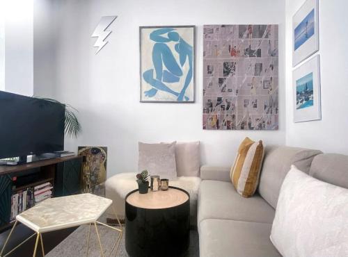 un salon avec un canapé et une table dans l'établissement Arty & Charming Le Marais, à Paris