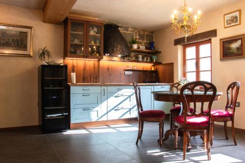 O bucătărie sau chicinetă la Krasna Hiška-Authentic Heritage Home