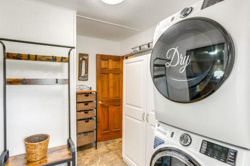 Fotografie z fotogalerie ubytování Port Clinton Home Hot Tub, Steps to Portage River v destinaci Port Clinton