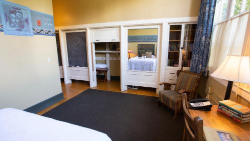 Ein Bett oder Betten in einem Zimmer der Unterkunft McMenamins Kennedy School