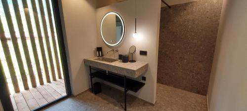 カルダーロにあるView - AgriSuitesのバスルーム(シンク、鏡、シャワー付)