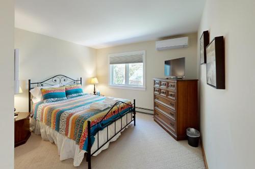 1 dormitorio con 1 cama, vestidor y ventana en Set Sail en Oak Bluffs
